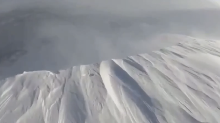 【衝撃映像】標高3000mの山で雪崩に巻き込まれ死亡するスキーヤーの動画、クッソ怖い…
