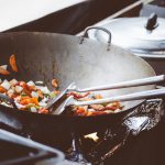 熱いフライパンに水をかけてはダメ。調理器具がダメになり、安全上も危険。