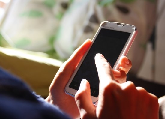 【悲報】「スマホ認知症」30～50代で急増中！ひどい物忘れ、体調不良、情緒が不安定となる人も