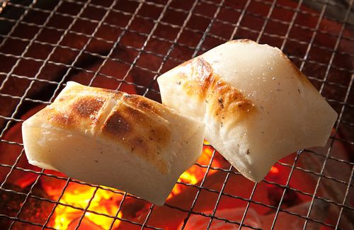 【画像】「モチにカビが生えてるけど、少しだけだから取って食べても大丈夫だろ」がどれだけ危険か、一発で理解できる写真がこちら！