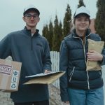 警察の包囲網をくぐり抜け、目的地に荷物を届けるAmazon配達員。