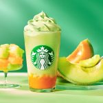「話題沸騰！スタバの新作『メロンフラペ』に“チョコチップ&ソース”追加でカスタマイズが熱い！」